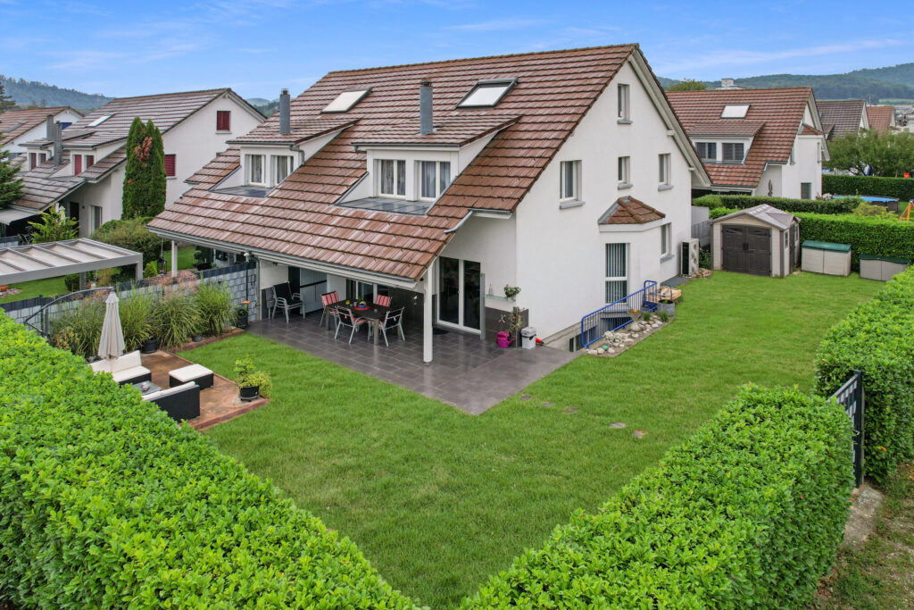Einfamilienhaus-wiese-gartenzaun
