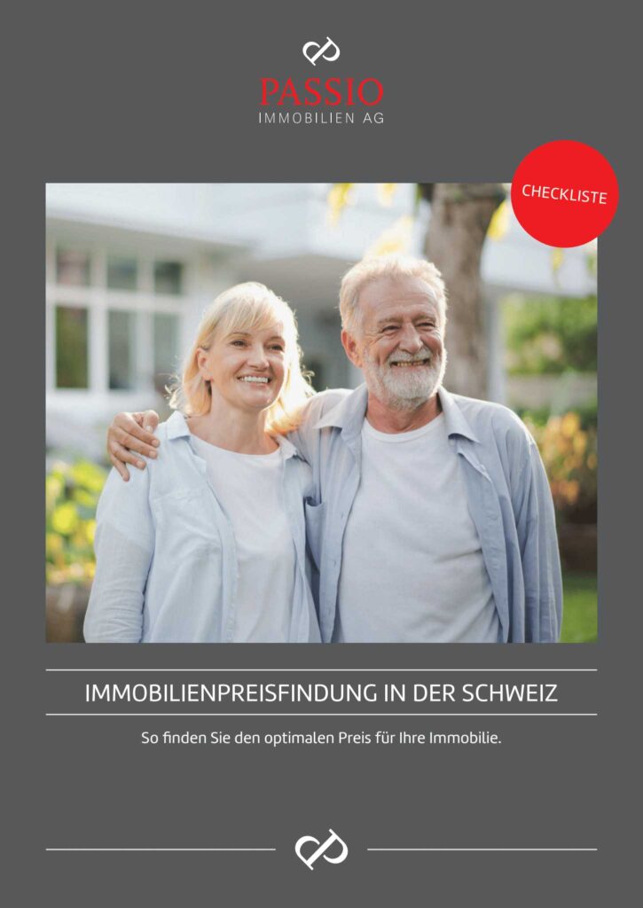 Ehepaar-graue-haare-grauer-bart-laechelt